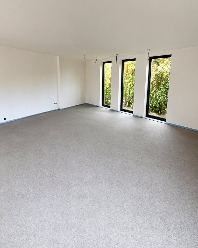 Afgewerkte woonkamer met nieuwe vloer